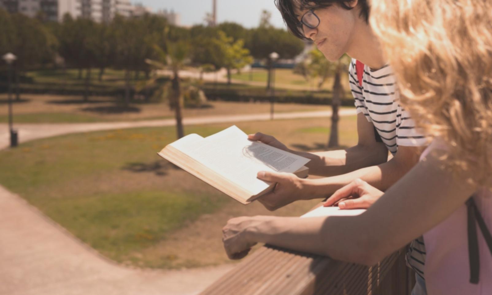 Espacio de trabajo profesional enfocado en análisis financiero estratégico