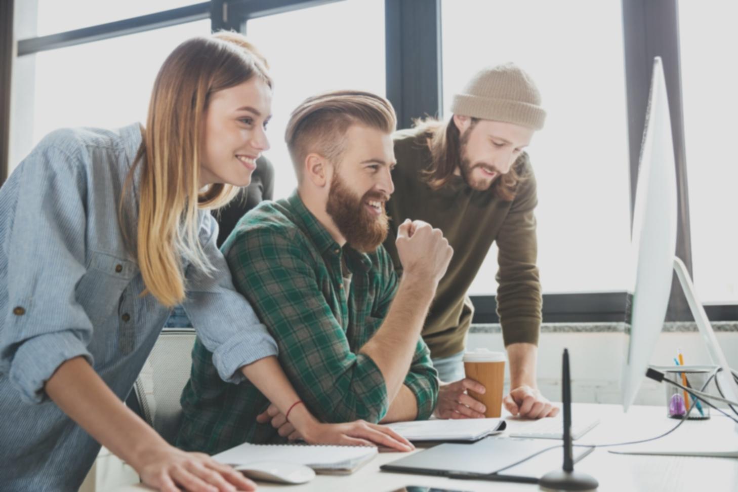 Equipo de klytharora trabajando en análisis estratégico financiero en oficina de Zaragoza