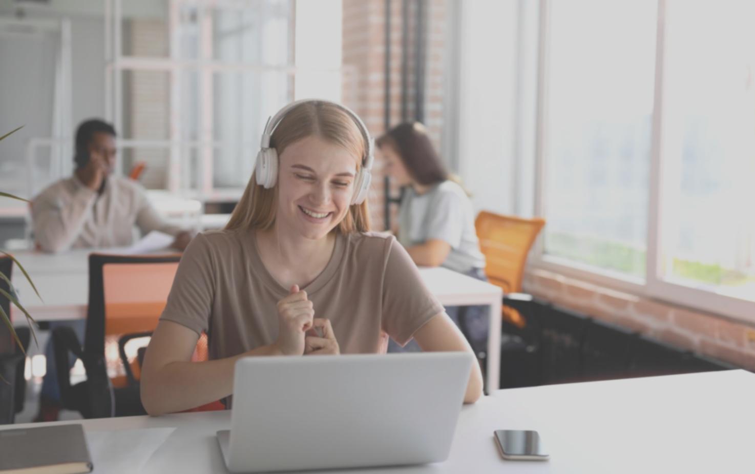 Profesionales analizando informes financieros durante sesión de metodología práctica